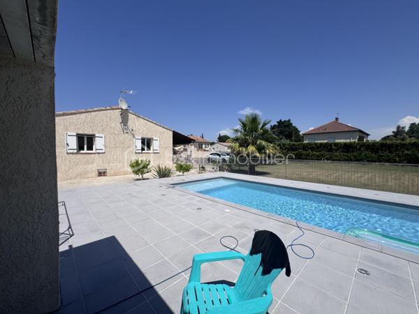 VILLA + TERRAIN DE 1958M2 CONSTRUCTIBLE (taux d'occupation du sol 50% soit 979m2 de plancher) possibilité de faire deux maisons supplémentaire aisément.

Cette villa individuelle est située dans la charmante ville de Lapalud (84840), offrant un cadre de vie paisible tout en étant proche des commodités essentielles. Bénéficiant d'une exposition plein Sud, elle profite d'une belle luminosité naturelle. La propriété comprend un terrain de 2071 m², avec piscine,Pool house de 40m2, terrasse, et jardin, idéal pour profiter des journées ensoleillées. De plus, un garage et des places de parking extérieure assurent un stationnement pratique.

Construite en 2000, cette maison de 150 m² offre un espace de vie confortable réparti sur 7 pièces, 4 chambres dont une suite parentale avec sa propre salle d'eau, une salle de bain supplémentaire, deux salons et une cuisine équipée et meublée . Climatisée et équipée de la fibre, elle offre un confort moderne. L'intérieur de la propriété est agréablement aménagé, offrant des espaces lumineux et fonctionnels. L'interphone assure un accès sécurisé. Si vous recherchez une villa spacieuse avec un terrain constructible offrant de nombreuses possibilités d'aménagement, cette propriété est à ne pas manquer.

Le prix de vente inclus l'ensemble du mobilier de la maison.

Visite virtuelle du bien disponible sur demande .

Les informations sur les risques auxquels ce bien est exposé sont disponibles sur le site Géorisques : www.georisques.gouv.fr

Prix de vente : 399 500 €
Honoraires charge vendeur