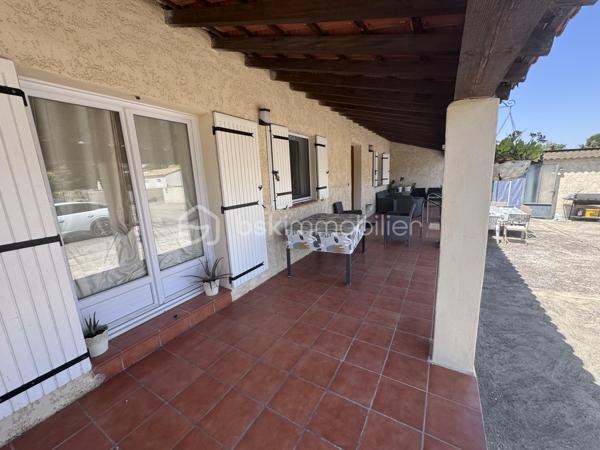 VILLA + TERRAIN DE 1958M2 CONSTRUCTIBLE (taux d'occupation du sol 50% soit 979m2 de plancher) possibilité de faire deux maisons supplémentaire aisément.

Cette villa individuelle est située dans la charmante ville de Lapalud (84840), offrant un cadre de vie paisible tout en étant proche des commodités essentielles. Bénéficiant d'une exposition plein Sud, elle profite d'une belle luminosité naturelle. La propriété comprend un terrain de 2071 m², avec piscine,Pool house de 40m2, terrasse, et jardin, idéal pour profiter des journées ensoleillées. De plus, un garage et des places de parking extérieure assurent un stationnement pratique.

Construite en 2000, cette maison de 150 m² offre un espace de vie confortable réparti sur 7 pièces, 4 chambres dont une suite parentale avec sa propre salle d'eau, une salle de bain supplémentaire, deux salons et une cuisine équipée et meublée . Climatisée et équipée de la fibre, elle offre un confort moderne. L'intérieur de la propriété est agréablement aménagé, offrant des espaces lumineux et fonctionnels. L'interphone assure un accès sécurisé. Si vous recherchez une villa spacieuse avec un terrain constructible offrant de nombreuses possibilités d'aménagement, cette propriété est à ne pas manquer.

Le prix de vente inclus l'ensemble du mobilier de la maison.

Visite virtuelle du bien disponible sur demande .

Les informations sur les risques auxquels ce bien est exposé sont disponibles sur le site Géorisques : www.georisques.gouv.fr

Prix de vente : 399 500 €
Honoraires charge vendeur