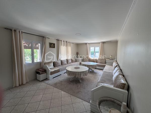 VILLA + TERRAIN DE 1958M2 CONSTRUCTIBLE (taux d'occupation du sol 50% soit 979m2 de plancher) possibilité de faire deux maisons supplémentaire aisément.

Cette villa individuelle est située dans la charmante ville de Lapalud (84840), offrant un cadre de vie paisible tout en étant proche des commodités essentielles. Bénéficiant d'une exposition plein Sud, elle profite d'une belle luminosité naturelle. La propriété comprend un terrain de 2071 m², avec piscine,Pool house de 40m2, terrasse, et jardin, idéal pour profiter des journées ensoleillées. De plus, un garage et des places de parking extérieure assurent un stationnement pratique.

Construite en 2000, cette maison de 150 m² offre un espace de vie confortable réparti sur 7 pièces, 4 chambres dont une suite parentale avec sa propre salle d'eau, une salle de bain supplémentaire, deux salons et une cuisine équipée et meublée . Climatisée et équipée de la fibre, elle offre un confort moderne. L'intérieur de la propriété est agréablement aménagé, offrant des espaces lumineux et fonctionnels. L'interphone assure un accès sécurisé. Si vous recherchez une villa spacieuse avec un terrain constructible offrant de nombreuses possibilités d'aménagement, cette propriété est à ne pas manquer.

Le prix de vente inclus l'ensemble du mobilier de la maison.

Visite virtuelle du bien disponible sur demande .

Les informations sur les risques auxquels ce bien est exposé sont disponibles sur le site Géorisques : www.georisques.gouv.fr

Prix de vente : 399 500 €
Honoraires charge vendeur