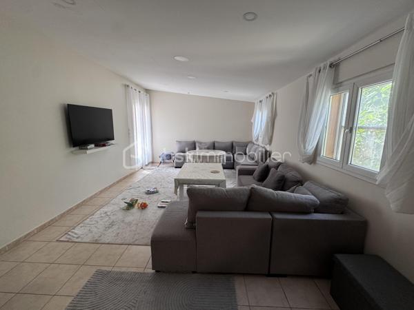 VILLA + TERRAIN DE 1958M2 CONSTRUCTIBLE (taux d'occupation du sol 50% soit 979m2 de plancher) possibilité de faire deux maisons supplémentaire aisément.

Cette villa individuelle est située dans la charmante ville de Lapalud (84840), offrant un cadre de vie paisible tout en étant proche des commodités essentielles. Bénéficiant d'une exposition plein Sud, elle profite d'une belle luminosité naturelle. La propriété comprend un terrain de 2071 m², avec piscine,Pool house de 40m2, terrasse, et jardin, idéal pour profiter des journées ensoleillées. De plus, un garage et des places de parking extérieure assurent un stationnement pratique.

Construite en 2000, cette maison de 150 m² offre un espace de vie confortable réparti sur 7 pièces, 4 chambres dont une suite parentale avec sa propre salle d'eau, une salle de bain supplémentaire, deux salons et une cuisine équipée et meublée . Climatisée et équipée de la fibre, elle offre un confort moderne. L'intérieur de la propriété est agréablement aménagé, offrant des espaces lumineux et fonctionnels. L'interphone assure un accès sécurisé. Si vous recherchez une villa spacieuse avec un terrain constructible offrant de nombreuses possibilités d'aménagement, cette propriété est à ne pas manquer.

Le prix de vente inclus l'ensemble du mobilier de la maison.

Visite virtuelle du bien disponible sur demande .

Les informations sur les risques auxquels ce bien est exposé sont disponibles sur le site Géorisques : www.georisques.gouv.fr

Prix de vente : 399 500 €
Honoraires charge vendeur