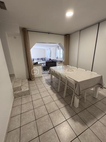 VILLA + TERRAIN DE 1958M2 CONSTRUCTIBLE (taux d'occupation du sol 50% soit 979m2 de plancher) possibilité de faire deux maisons supplémentaire aisément.

Cette villa individuelle est située dans la charmante ville de Lapalud (84840), offrant un cadre de vie paisible tout en étant proche des commodités essentielles. Bénéficiant d'une exposition plein Sud, elle profite d'une belle luminosité naturelle. La propriété comprend un terrain de 2071 m², avec piscine,Pool house de 40m2, terrasse, et jardin, idéal pour profiter des journées ensoleillées. De plus, un garage et des places de parking extérieure assurent un stationnement pratique.

Construite en 2000, cette maison de 150 m² offre un espace de vie confortable réparti sur 7 pièces, 4 chambres dont une suite parentale avec sa propre salle d'eau, une salle de bain supplémentaire, deux salons et une cuisine équipée et meublée . Climatisée et équipée de la fibre, elle offre un confort moderne. L'intérieur de la propriété est agréablement aménagé, offrant des espaces lumineux et fonctionnels. L'interphone assure un accès sécurisé. Si vous recherchez une villa spacieuse avec un terrain constructible offrant de nombreuses possibilités d'aménagement, cette propriété est à ne pas manquer.

Le prix de vente inclus l'ensemble du mobilier de la maison.

Visite virtuelle du bien disponible sur demande .

Les informations sur les risques auxquels ce bien est exposé sont disponibles sur le site Géorisques : www.georisques.gouv.fr

Prix de vente : 399 500 €
Honoraires charge vendeur