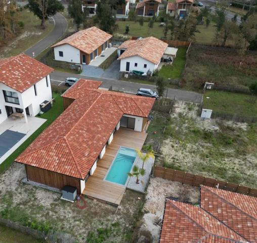 Maison contemporaine de plain-pied - piscine à 2 tours de roues de l'océan