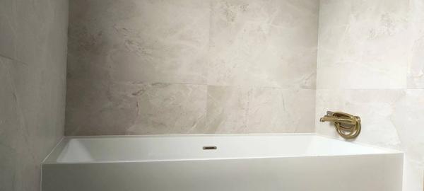 Maison contemporaine de plain-pied - piscine à 2 tours de roues de l'océan