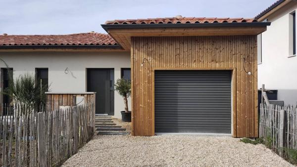 Maison contemporaine de plain-pied - piscine à 2 tours de roues de l'océan