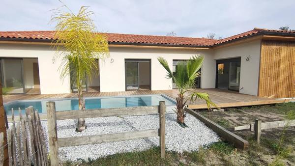 Maison contemporaine de plain-pied - piscine à 2 tours de roues de l'océan