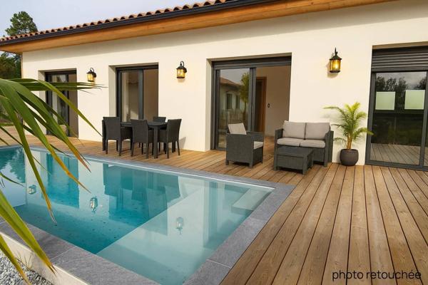 Maison contemporaine de plain-pied - piscine à 2 tours de roues de l'océan