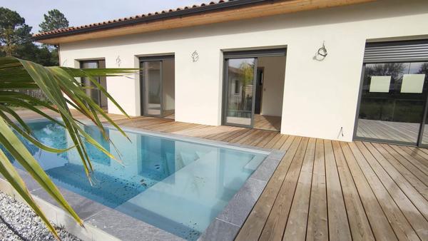 Maison contemporaine de plain-pied - piscine à 2 tours de roues de l'océan