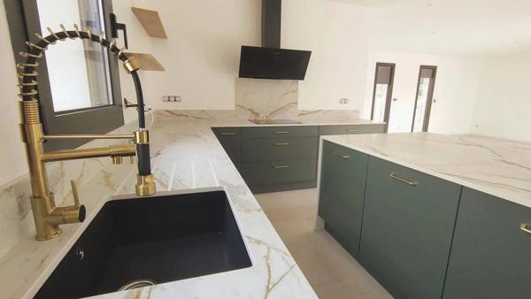 Maison contemporaine de plain-pied - piscine à 2 tours de roues de l'océan