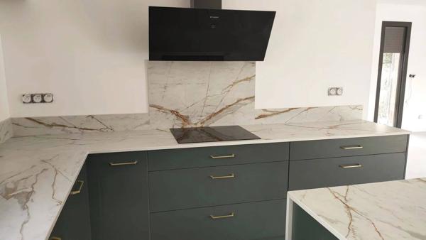 Maison contemporaine de plain-pied - piscine à 2 tours de roues de l'océan