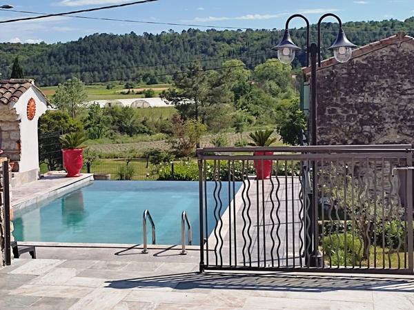 Vans (07140) 48;000 € de revenus locatifs annuels. Les Vans 6 km. Grand mas du 16e avec 7 appartements sur 1,7 hectares de