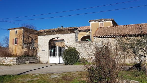 Vans (07140) 48;000 € de revenus locatifs annuels. Les Vans 6 km. Grand mas du 16e avec 7 appartements sur 1,7 hectares de