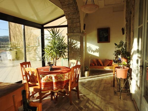 Vans (07140) 48;000 € de revenus locatifs annuels. Les Vans 6 km. Grand mas du 16e avec 7 appartements sur 1,7 hectares de