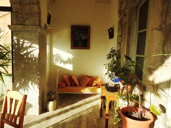 Vans (07140) 48;000 € de revenus locatifs annuels. Les Vans 6 km. Grand mas du 16e avec 7 appartements sur 1,7 hectares de