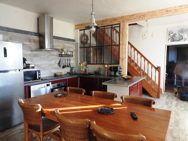 Vans (07140) 48;000 € de revenus locatifs annuels. Les Vans 6 km. Grand mas du 16e avec 7 appartements sur 1,7 hectares de