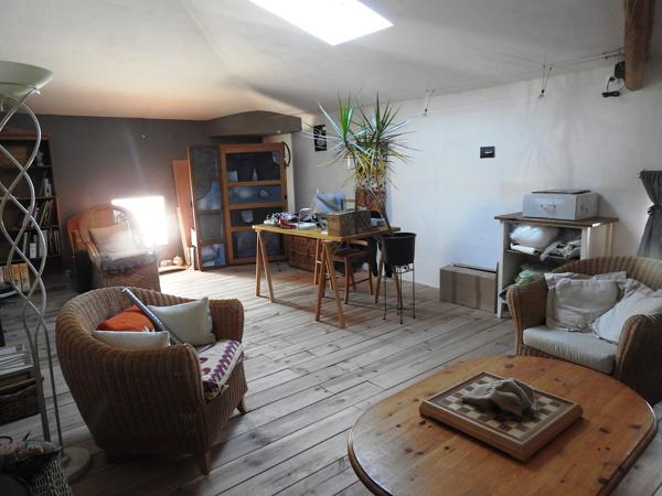 Vans (07140) 48;000 € de revenus locatifs annuels. Les Vans 6 km. Grand mas du 16e avec 7 appartements sur 1,7 hectares de