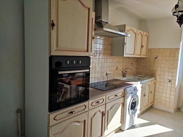 Vans (07140) 48;000 € de revenus locatifs annuels. Les Vans 6 km. Grand mas du 16e avec 7 appartements sur 1,7 hectares de