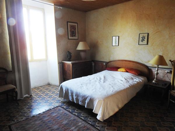 Vans (07140) 48;000 € de revenus locatifs annuels. Les Vans 6 km. Grand mas du 16e avec 7 appartements sur 1,7 hectares de