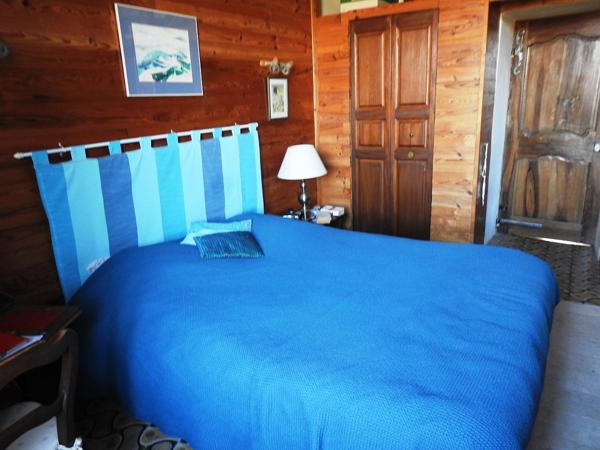 Vans (07140) 48;000 € de revenus locatifs annuels. Les Vans 6 km. Grand mas du 16e avec 7 appartements sur 1,7 hectares de