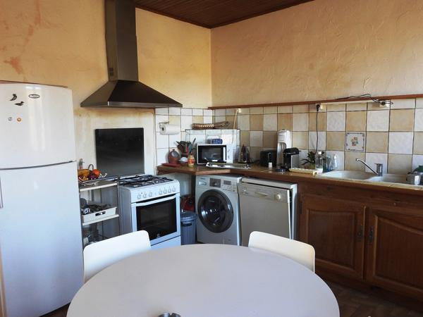 Vans (07140) 48;000 € de revenus locatifs annuels. Les Vans 6 km. Grand mas du 16e avec 7 appartements sur 1,7 hectares de