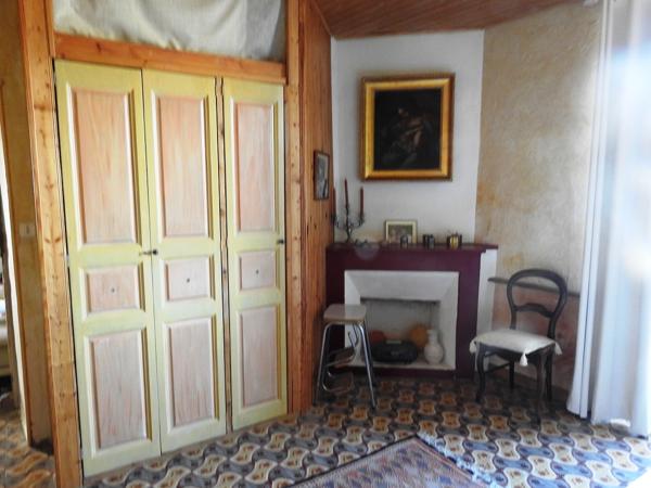 Vans (07140) 48;000 € de revenus locatifs annuels. Les Vans 6 km. Grand mas du 16e avec 7 appartements sur 1,7 hectares de