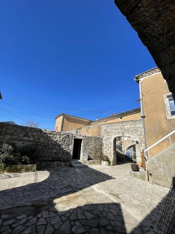 Vans (07140) 48;000 € de revenus locatifs annuels. Les Vans 6 km. Grand mas du 16e avec 7 appartements sur 1,7 hectares de