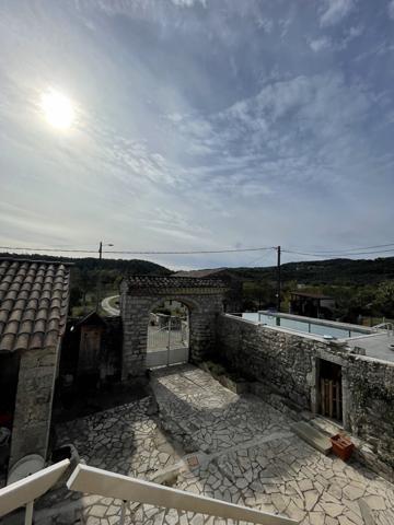 Vans (07140) 48;000 € de revenus locatifs annuels. Les Vans 6 km. Grand mas du 16e avec 7 appartements sur 1,7 hectares de