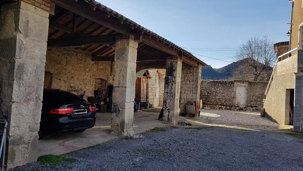 Vans (07140) 48;000 € de revenus locatifs annuels. Les Vans 6 km. Grand mas du 16e avec 7 appartements sur 1,7 hectares de