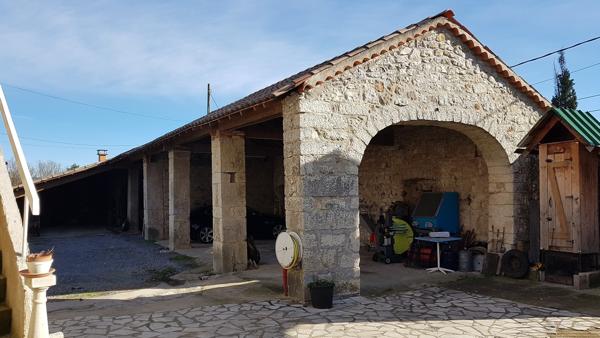 Vans (07140) 48;000 € de revenus locatifs annuels. Les Vans 6 km. Grand mas du 16e avec 7 appartements sur 1,7 hectares de