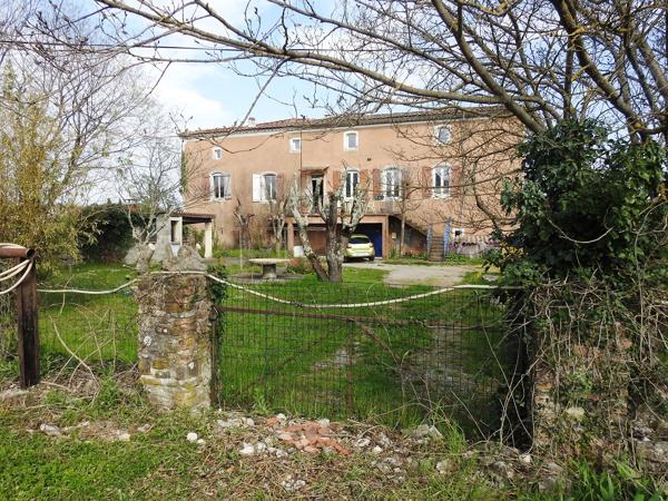 Vans (07140) 48;000 € de revenus locatifs annuels. Les Vans 6 km. Grand mas du 16e avec 7 appartements sur 1,7 hectares de