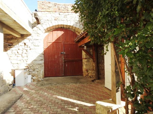 Vans (07140) 48;000 € de revenus locatifs annuels. Les Vans 6 km. Grand mas du 16e avec 7 appartements sur 1,7 hectares de