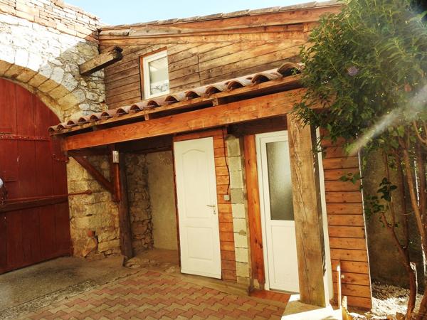 Vans (07140) 48;000 € de revenus locatifs annuels. Les Vans 6 km. Grand mas du 16e avec 7 appartements sur 1,7 hectares de