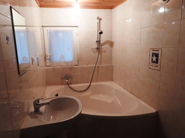 Vans (07140) 48;000 € de revenus locatifs annuels. Les Vans 6 km. Grand mas du 16e avec 7 appartements sur 1,7 hectares de