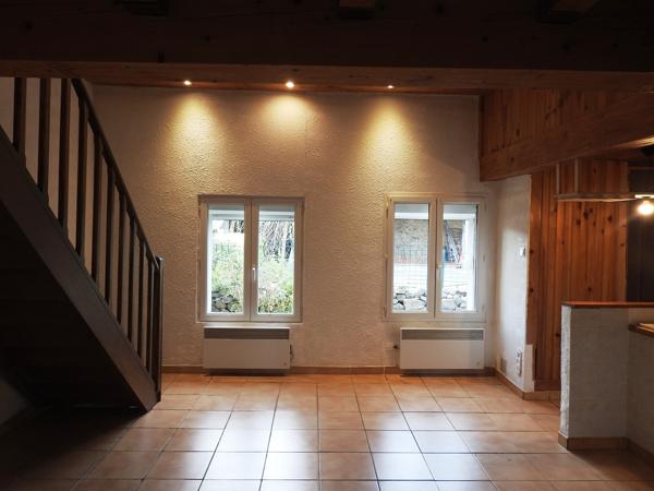 Vans (07140) 48;000 € de revenus locatifs annuels. Les Vans 6 km. Grand mas du 16e avec 7 appartements sur 1,7 hectares de