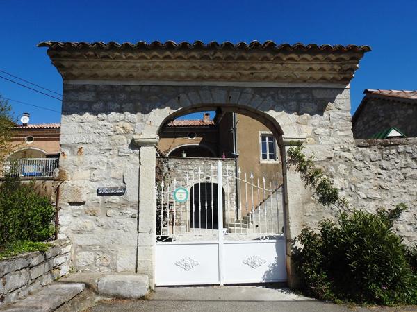 Vans (07140) 48;000 € de revenus locatifs annuels. Les Vans 6 km. Grand mas du 16e avec 7 appartements sur 1,7 hectares de