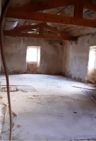 Vans (07140) 48;000 € de revenus locatifs annuels. Les Vans 6 km. Grand mas du 16e avec 7 appartements sur 1,7 hectares de