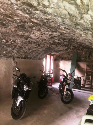 Vans (07140) 48;000 € de revenus locatifs annuels. Les Vans 6 km. Grand mas du 16e avec 7 appartements sur 1,7 hectares de