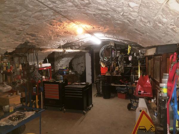 Vans (07140) 48;000 € de revenus locatifs annuels. Les Vans 6 km. Grand mas du 16e avec 7 appartements sur 1,7 hectares de