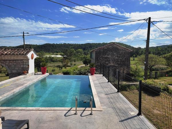 Vans (07140) 48;000 € de revenus locatifs annuels. Les Vans 6 km. Grand mas du 16e avec 7 appartements sur 1,7 hectares de