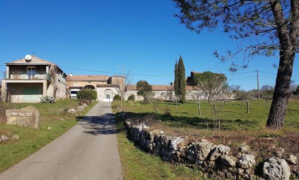 Vans (07140) 48;000 € de revenus locatifs annuels. Les Vans 6 km. Grand mas du 16e avec 7 appartements sur 1,7 hectares de