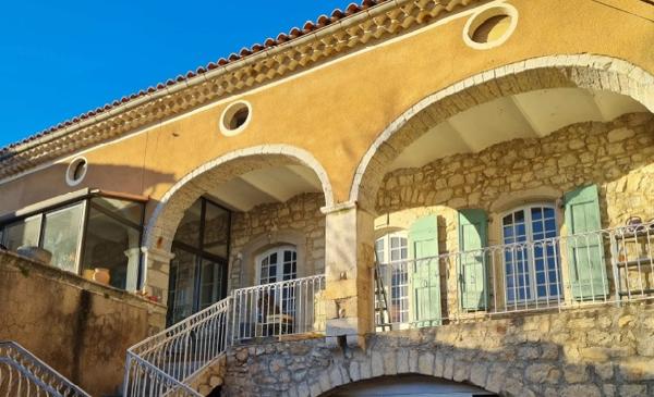 Vans (07140) 48;000 € de revenus locatifs annuels. Les Vans 6 km. Grand mas du 16e avec 7 appartements sur 1,7 hectares de