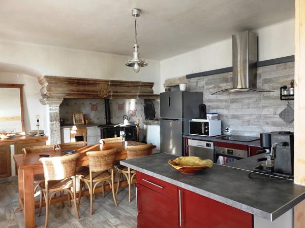 Vans (07140) 48;000 € de revenus locatifs annuels. Les Vans 6 km. Grand mas du 16e avec 7 appartements sur 1,7 hectares de