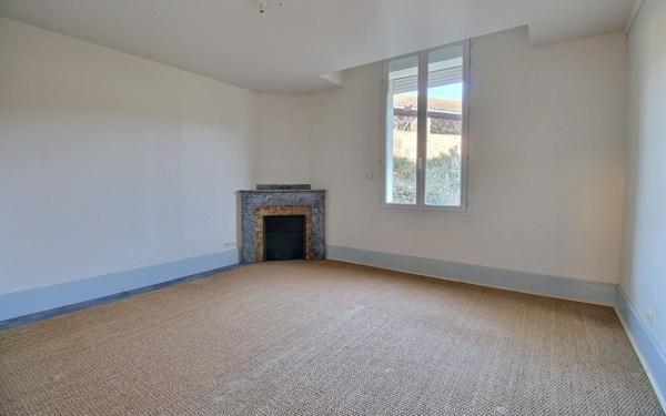 Maison à louer    6 pièces •  Saint-Paul-Cap-de-Joux