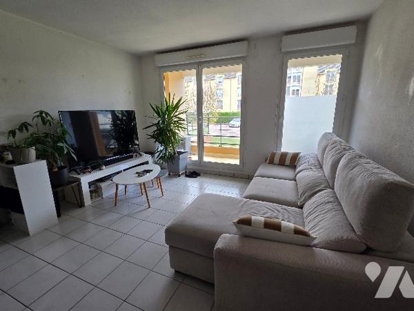 YVETOT, appartement de 74.24 m², 2 chambres actuellement loué avec place de parking et garage.