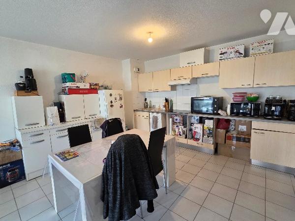 YVETOT, appartement de 74.24 m², 2 chambres actuellement loué avec place de parking et garage.