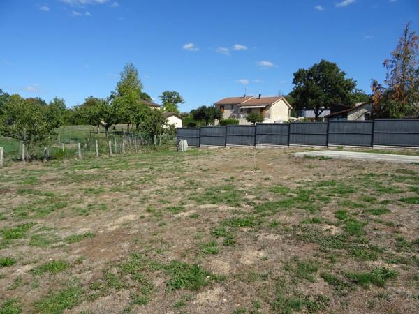 A SAINT JUNIEN PROCHE DU CENTRE VILLE BELLE MAISON DE PLAIN PIED 96 M² HABITABLES SUR UN TERRAIN DE 1502 M² PLAT