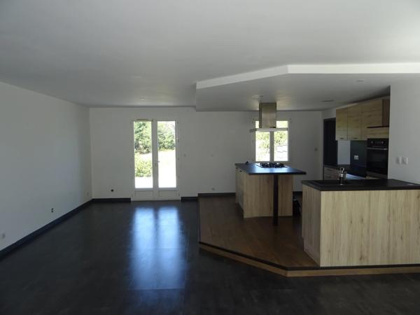 A SAINT JUNIEN PROCHE DU CENTRE VILLE BELLE MAISON DE PLAIN PIED 96 M² HABITABLES SUR UN TERRAIN DE 1502 M² PLAT