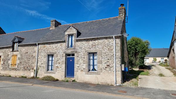 MORBIHAN, Proche de Rohan, Charmante maison mitoyenne d'extrémité avec 2 chambres, vendu meublé