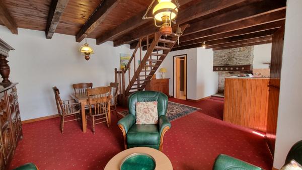 MORBIHAN, Proche de Rohan, Charmante maison mitoyenne d'extrémité avec 2 chambres, vendu meublé