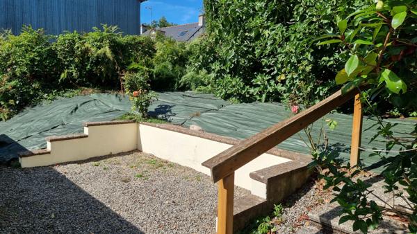 MORBIHAN, Proche de Rohan, Charmante maison mitoyenne d'extrémité avec 2 chambres, vendu meublé