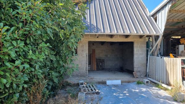 MORBIHAN, Proche de Rohan, Charmante maison mitoyenne d'extrémité avec 2 chambres, vendu meublé